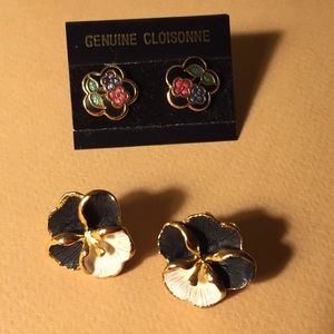 Flower shaped post earrings 2pair